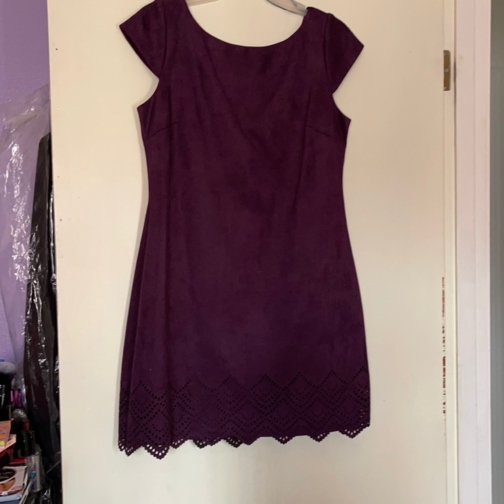 Dress above knee high purple color. Polyester with lining inside.